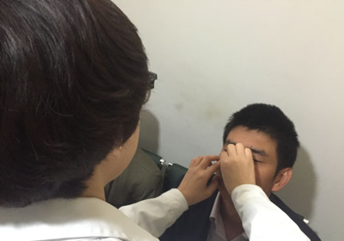 角膜移植手術(shù)，讓他終于能好好見證女兒成長