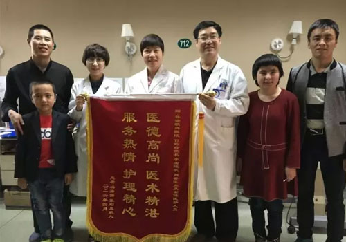 妻子陪夫輾轉(zhuǎn)求醫(yī) 在普瑞眼科角膜移植重見(jiàn)光明