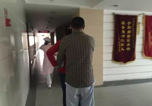 妻子陪夫輾轉(zhuǎn)求醫(yī) 在普瑞眼科角膜移植重見(jiàn)光明