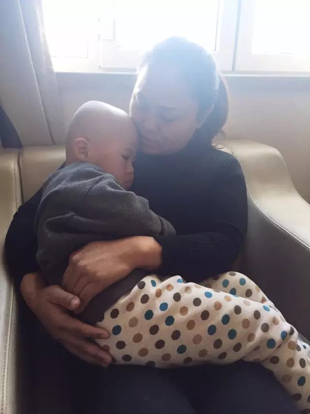 3歲唐氏綜合癥男孩罹患先天性白內(nèi)障，人工晶體植入