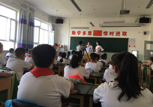烏魯木齊電視臺聯(lián)合普瑞眼科走進校園愛眼公益活動