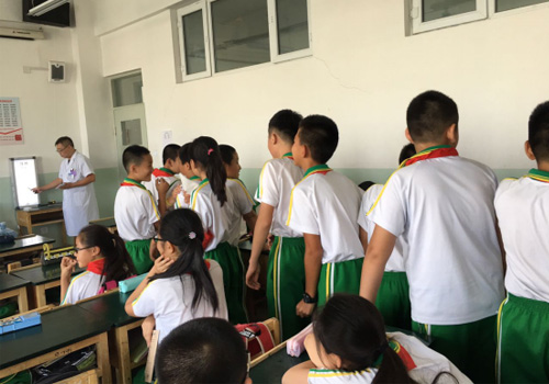 烏魯木齊電視臺聯(lián)合普瑞眼科走進校園愛眼公益活動