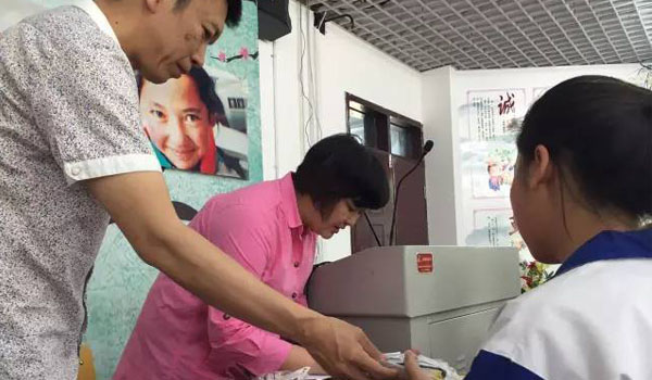 普瑞眼科為達坂城中學(xué)現(xiàn)場贈送79副近視眼鏡