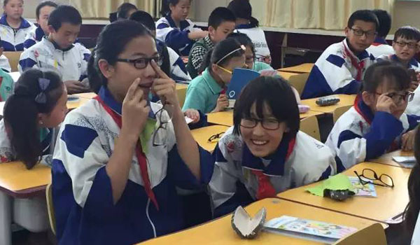 普瑞眼科為達坂城中學(xué)現(xiàn)場贈送79副近視眼鏡