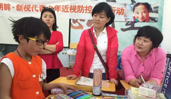 普瑞眼科為達坂城中學(xué)現(xiàn)場贈送79副近視眼鏡