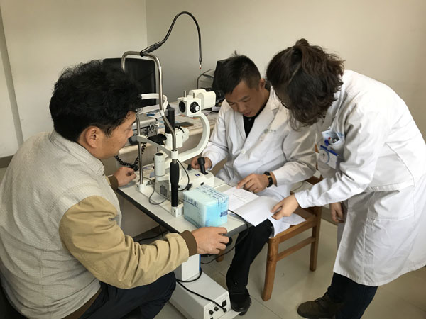 普瑞眼科專家來疆親診，4名淚道病患者手術(shù)
