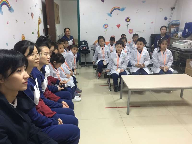 愛(ài)眼護(hù)眼，幼兒園小朋友華麗變身“眼科小醫(yī)生”啦!