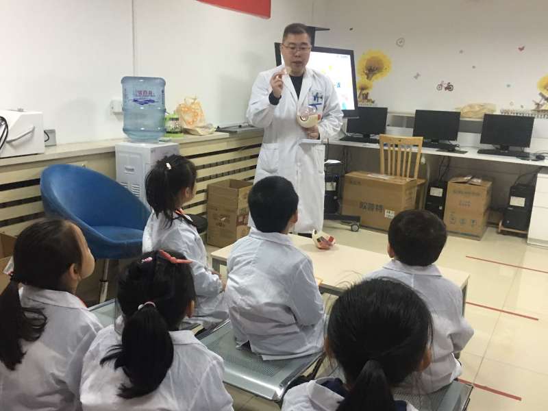 愛(ài)眼護(hù)眼，幼兒園小朋友華麗變身“眼科小醫(yī)生”啦!