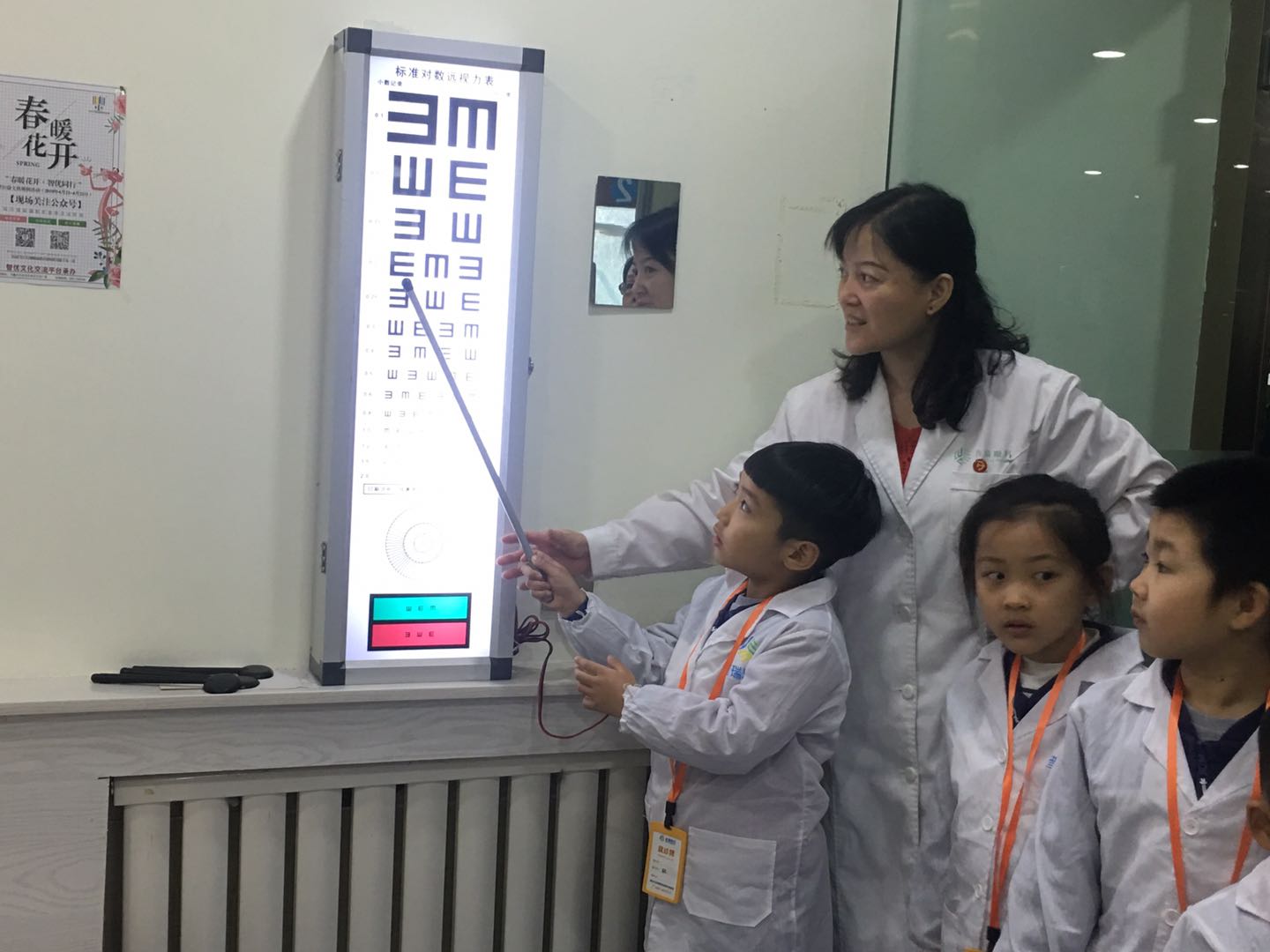 愛(ài)眼護(hù)眼，幼兒園小朋友華麗變身“眼科小醫(yī)生”啦!