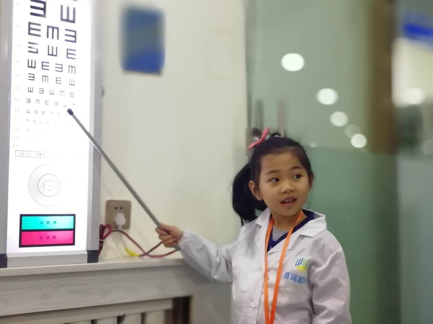 愛(ài)眼護(hù)眼，幼兒園小朋友華麗變身“眼科小醫(yī)生”啦!