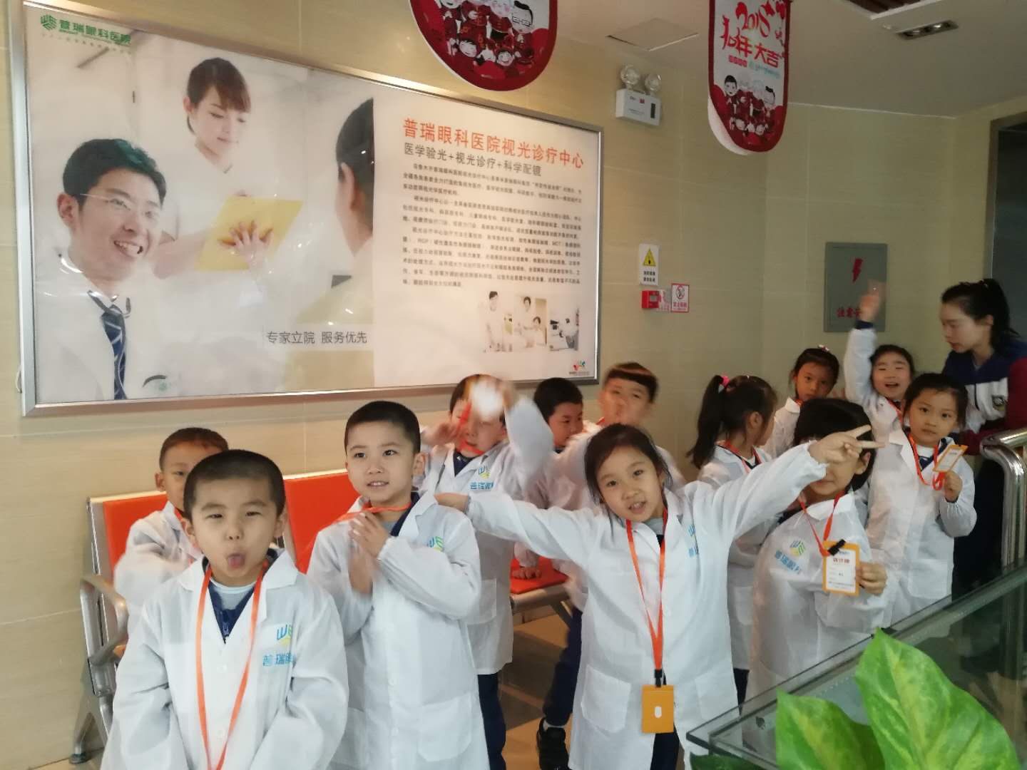 愛(ài)眼護(hù)眼，幼兒園小朋友華麗變身“眼科小醫(yī)生”啦!