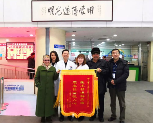 白內(nèi)障患者重獲光明送錦旗，醫(yī)護(hù)人員熱情服務(wù)暖人心