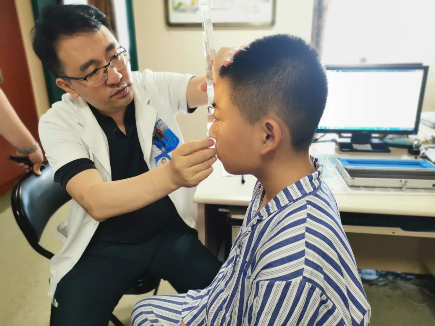 斜弱視專家楊士強博士來疆親診，耐心細致受稱贊