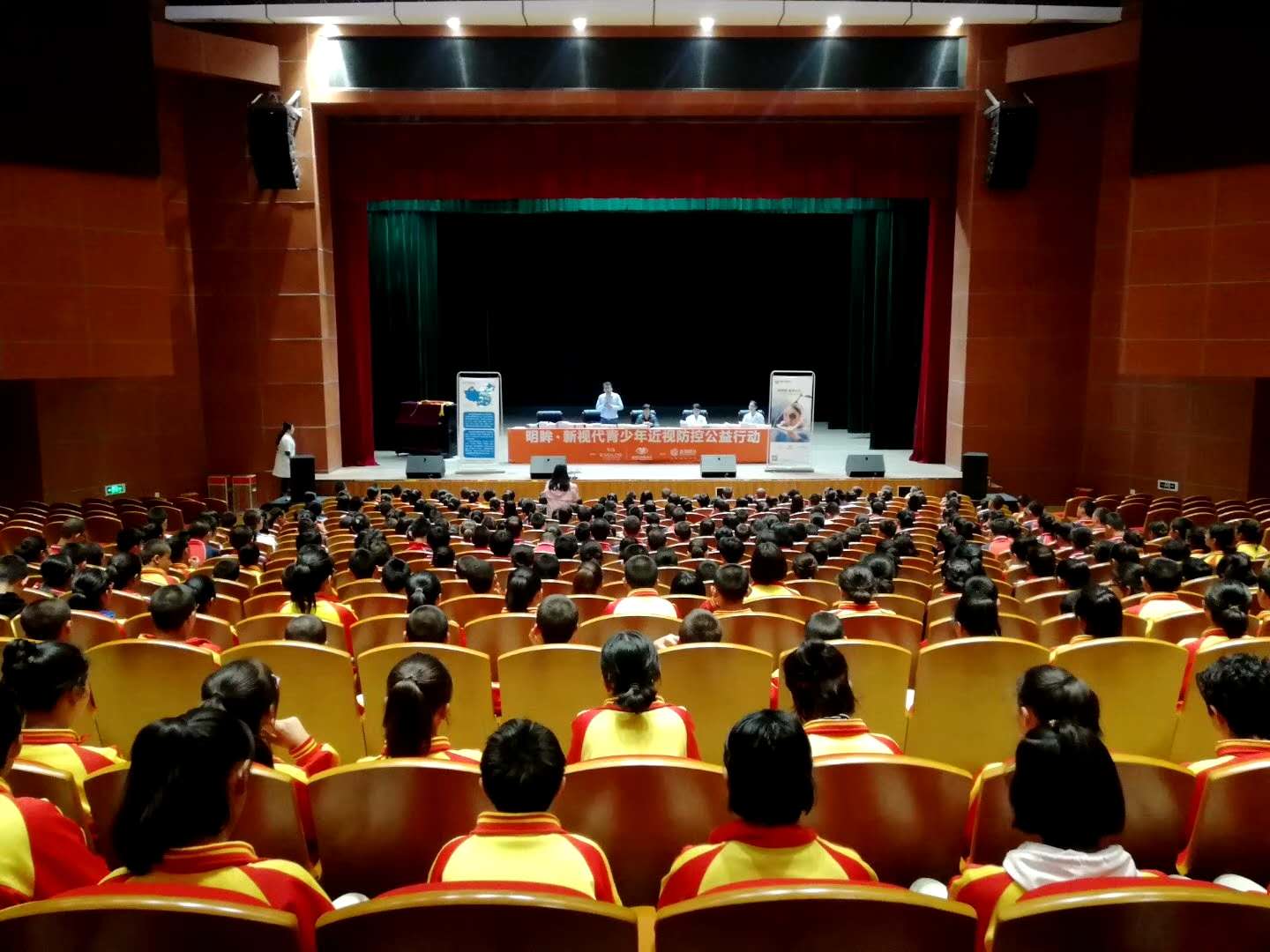 明眸新視代公益活動走進(jìn)烏市第58中學(xué)，為貧困學(xué)生贈送眼鏡
