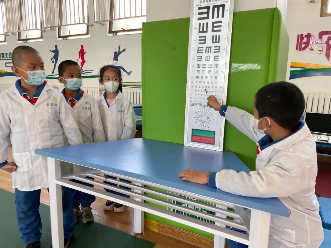 眼科小醫(yī)生職業(yè)體驗活動進校園，愛護眼睛從小做起!