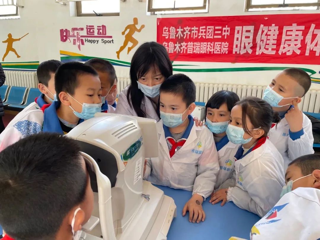 眼科小醫(yī)生職業(yè)體驗活動進校園，愛護眼睛從小做起!